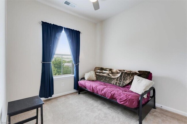 Building Photo - 3 bedroom/ 2 full bathroom and 1 half bathroom -Villages at Candle Station