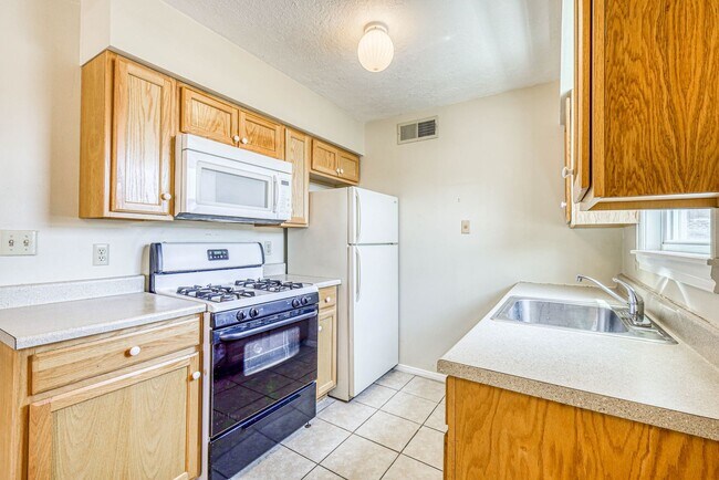 Building Photo - Beautiful 2 bed - 1 baths apartment  part of a TRIPLEX