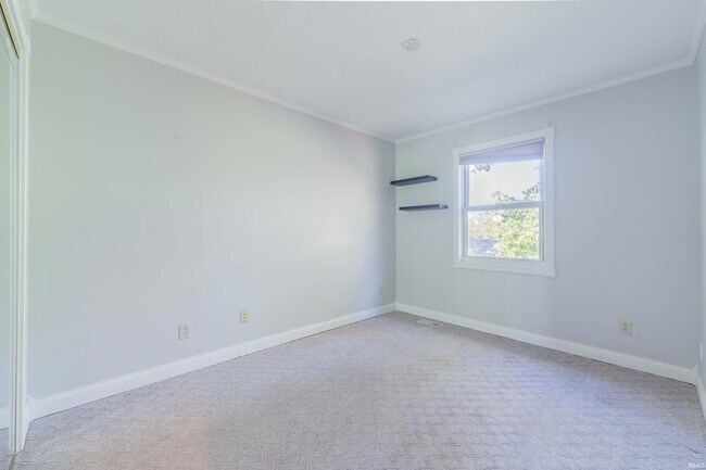 Building Photo - 657 E Heather Dr