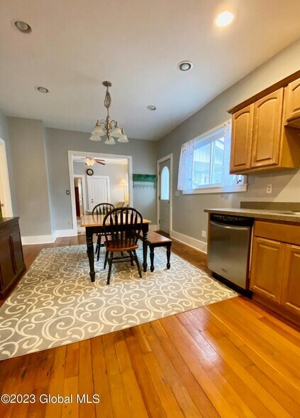 Kitchen - 104 Catherine St