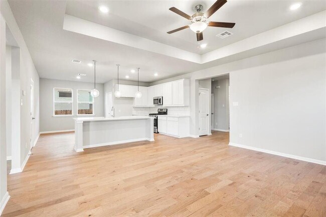 Building Photo - 204 Grn Knl Ln