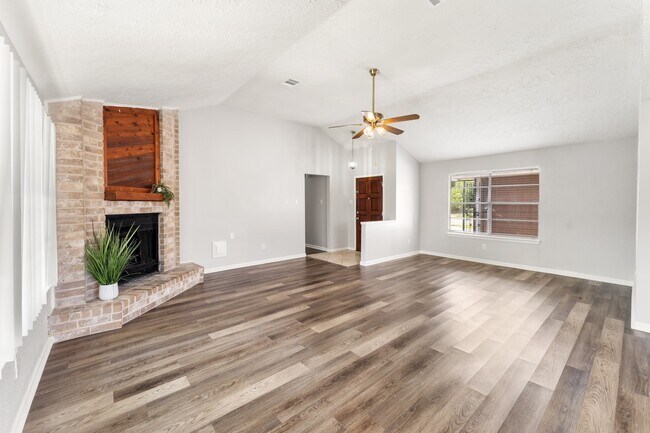 Building Photo - 1202 Manorglen Dr
