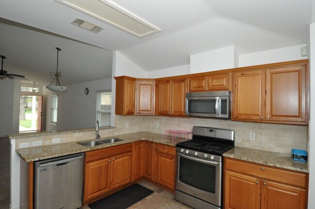 Building Photo - Great Location! All appliances included!