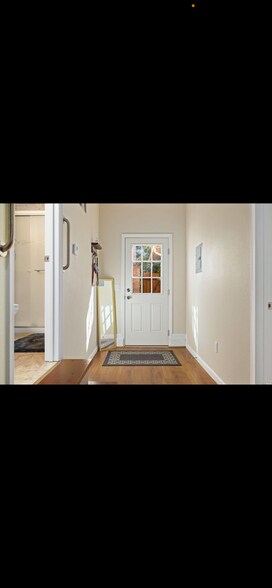 Building Photo - 4664 Fairway Dr