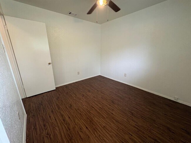 Building Photo - 5105 Pepper Ln