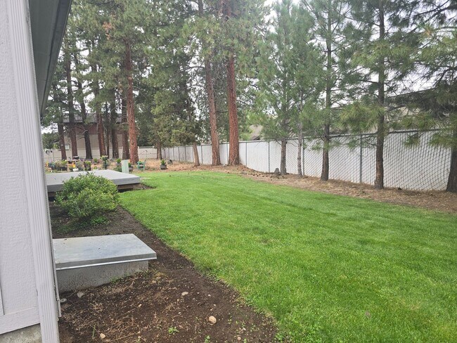 Building Photo - Live in Sisters Oregon