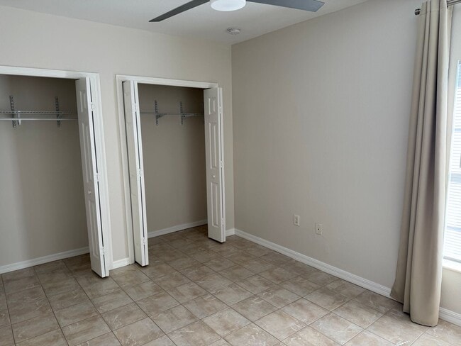 Building Photo - Awesome location and close to a park!