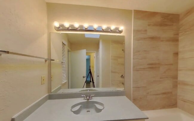 Building Photo - MOVE IN READY