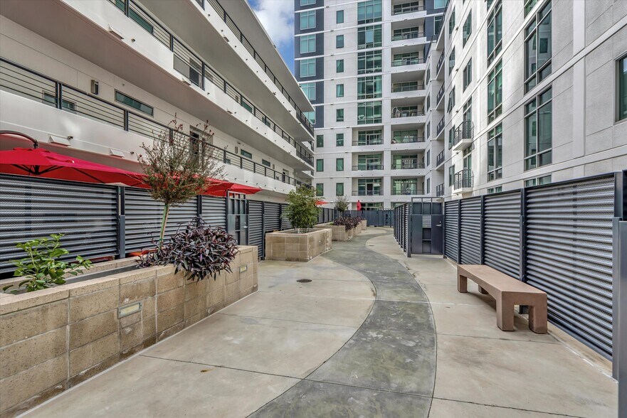Building Photo - 425 W Beech St