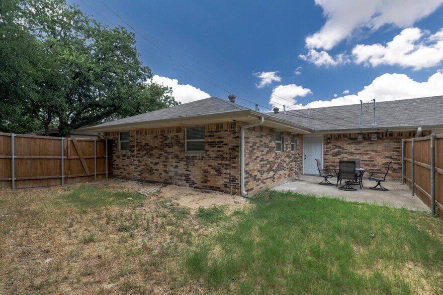 Building Photo - 1800 Kynette Dr