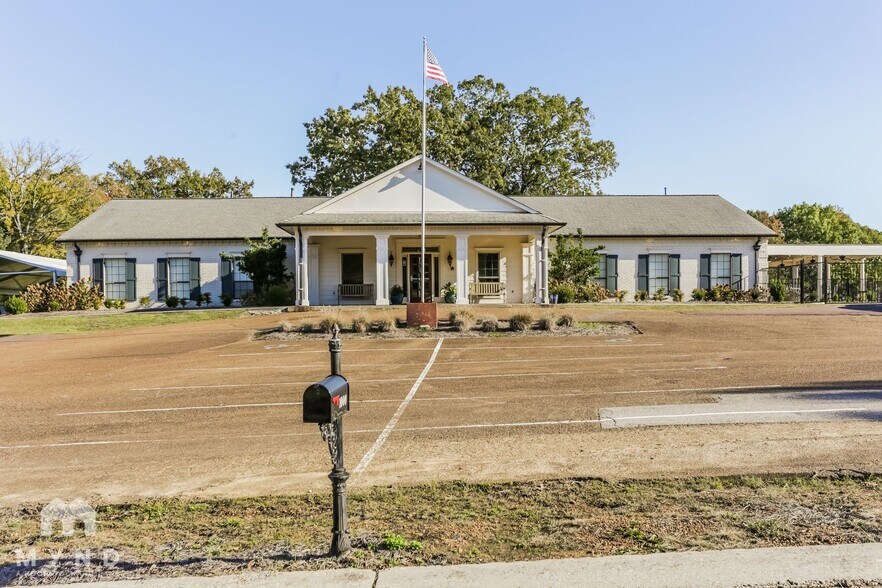 Building Photo - 540 Classic Dr N