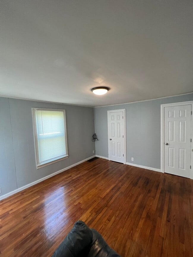 Building Photo - 3 Bedroom 1 Bath Home