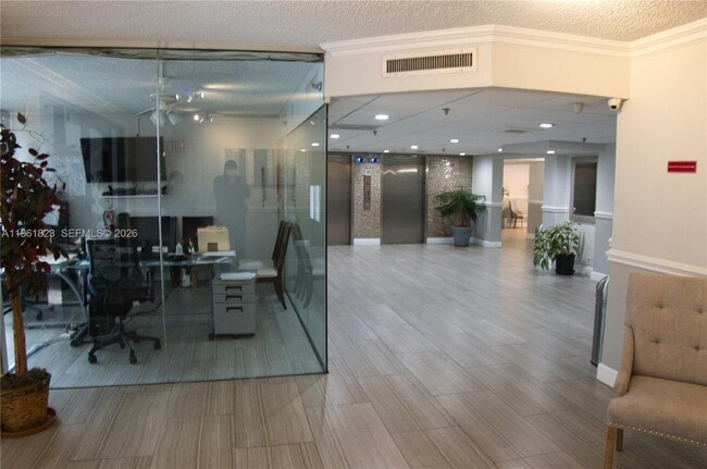 Building Photo - 901 Hillcrest Dr