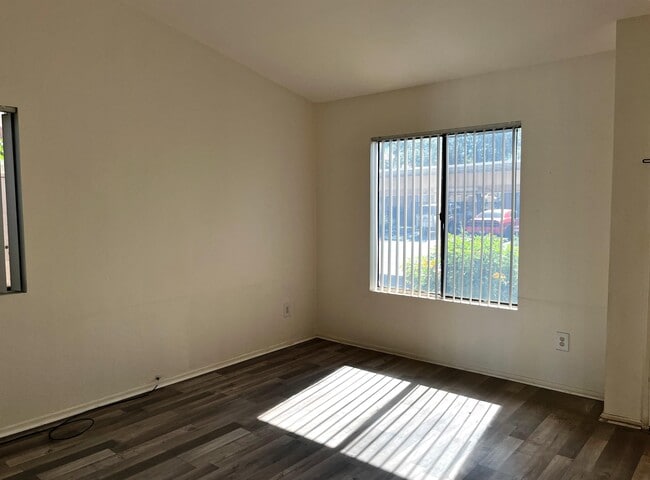 Building Photo - 40855 Sandy Gale Ln