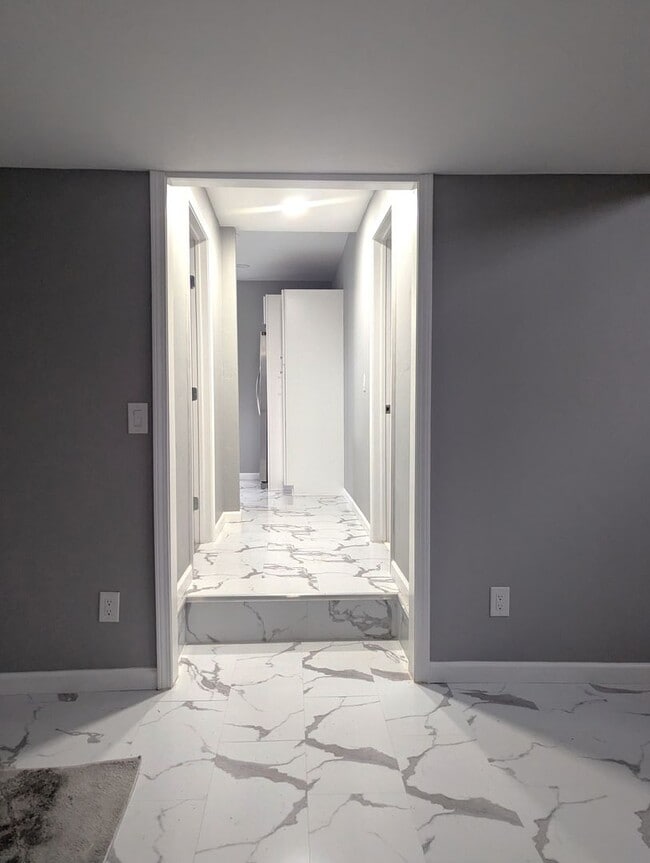 Building Photo - AVAILABLE NOW - $300 OFF 1ST FULL MONTH Modern Remodeled 3BR Home with Bonus Loft & Spacious Livi...