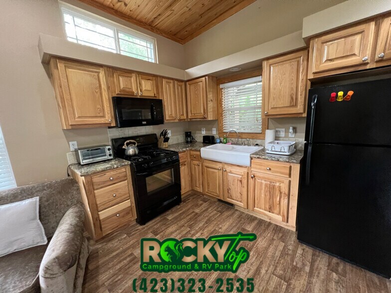 Building Photo - 496 Pearl Ln