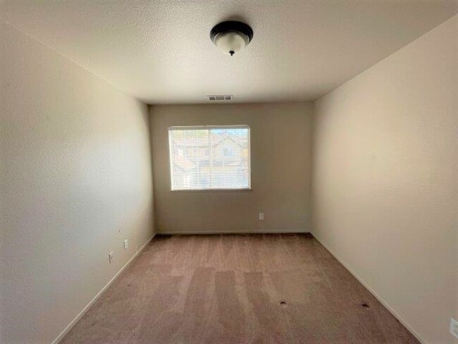 Building Photo - Clayton Beautiful 3 bedroom 2.5 bathroom w...