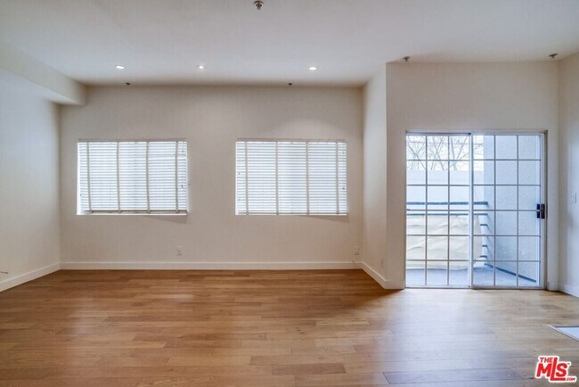 Building Photo - 852 N Poinsettia Pl