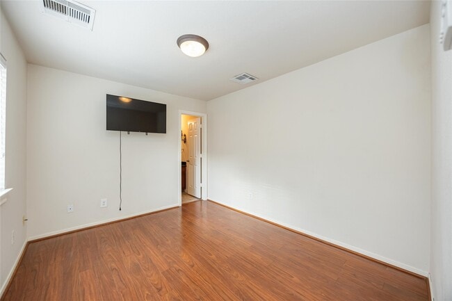 Building Photo - 3008 Clearview Cir