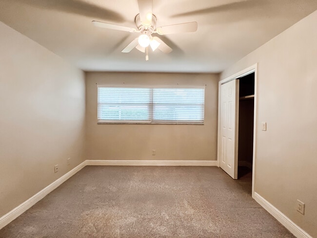 Building Photo - 1858 Oak Park Dr S