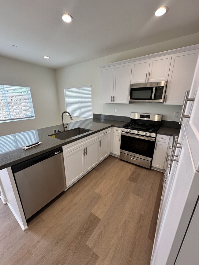 Building Photo - 144 N Sutter Ave