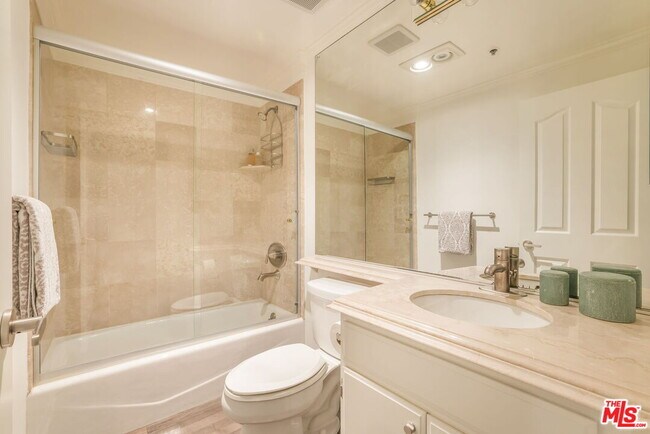 Building Photo - 930 N Doheny Dr