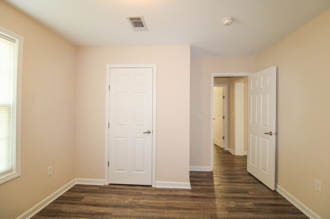 Building Photo - Great Location! 4 Bedroom Home Close to Downtown Pulaski