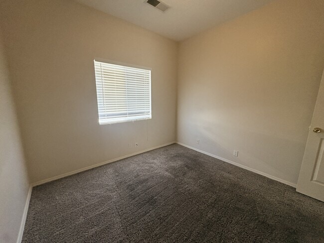 Building Photo - 7180 Husky Dr NE