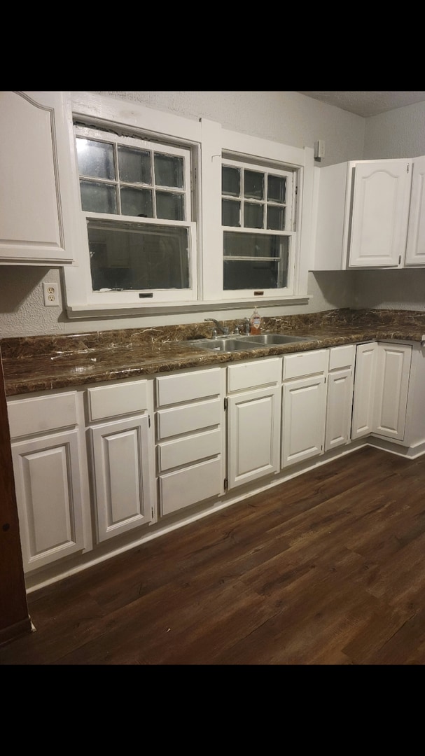 Building Photo - Spacious 3 bedroom 1.5 bath house located ...