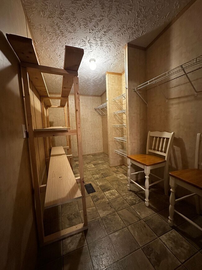 Building Photo - Spacious 4 bedroom/2 bath home for rent - ...