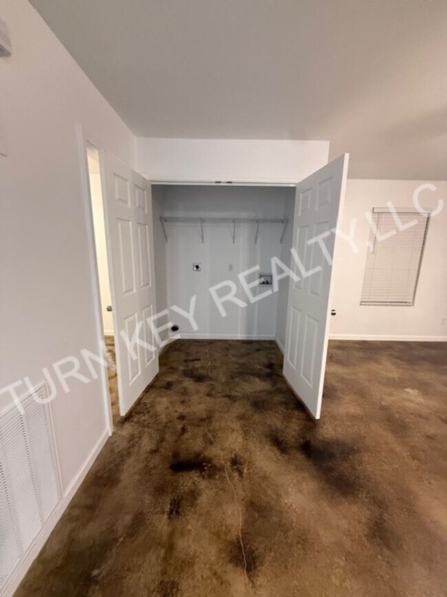 Building Photo - 1035 County Rd