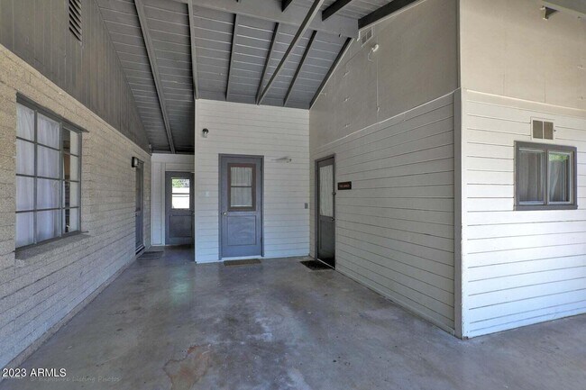 Building Photo - 1428 S Oakley Pl