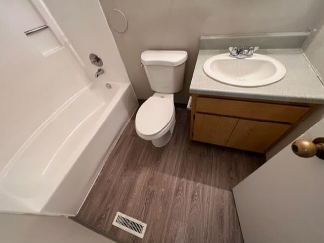 Building Photo - Spacious 2 bd w/walk-in entry