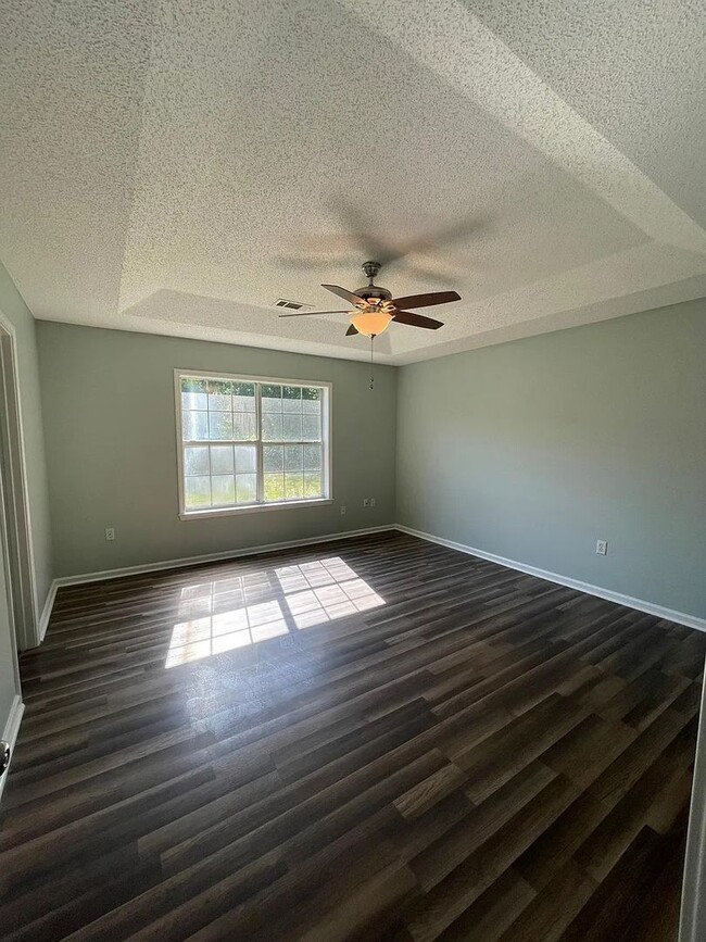 Building Photo - 3 Bedroom, 2 Bathroom Home available in Ma...