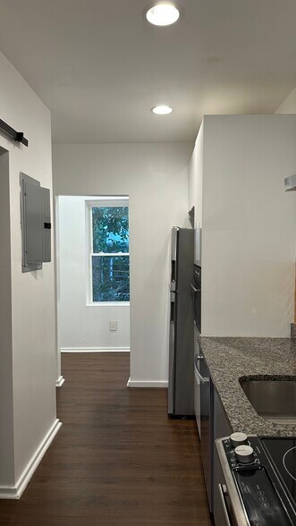 Building Photo - 548 S 54th St