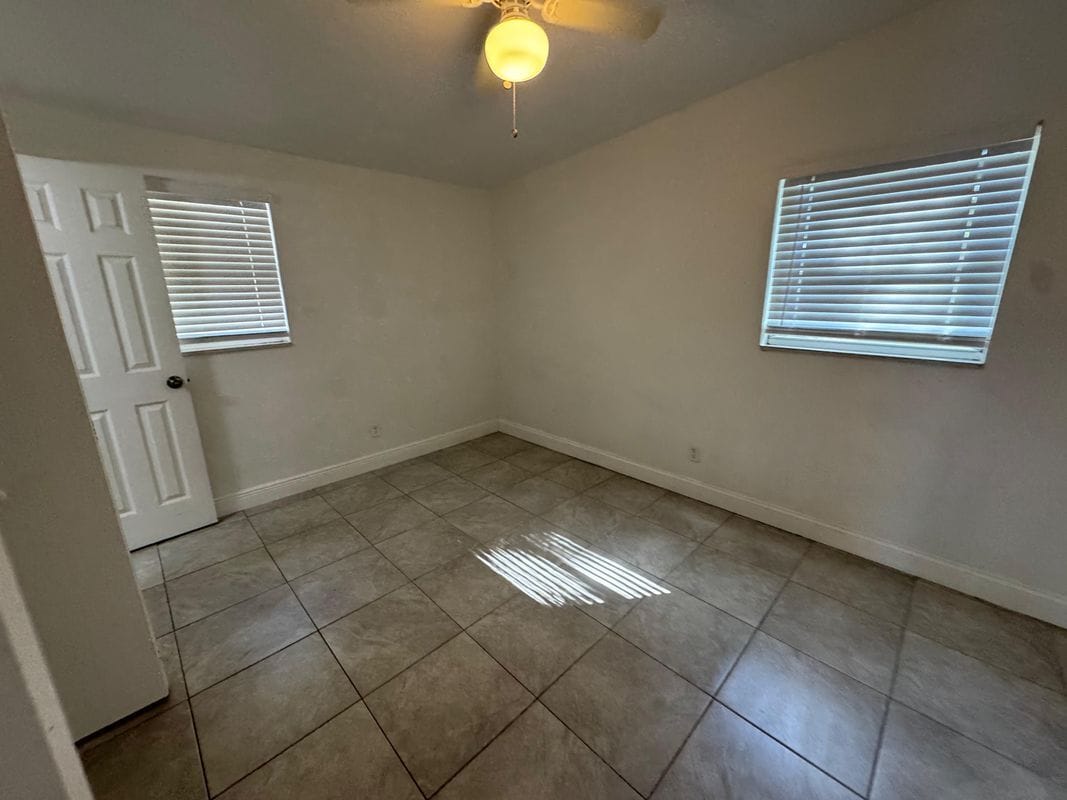 Building Photo - 8715 N Hyaleah Rd