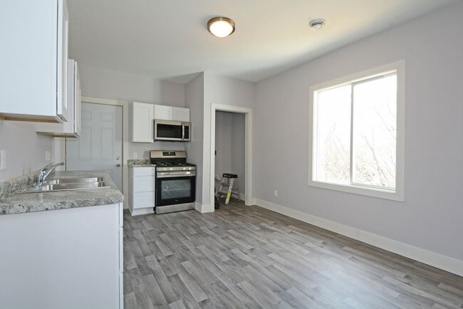 Building Photo - 294 Winifred St E