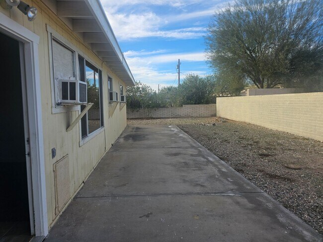 Building Photo - Unfurnished Long Term