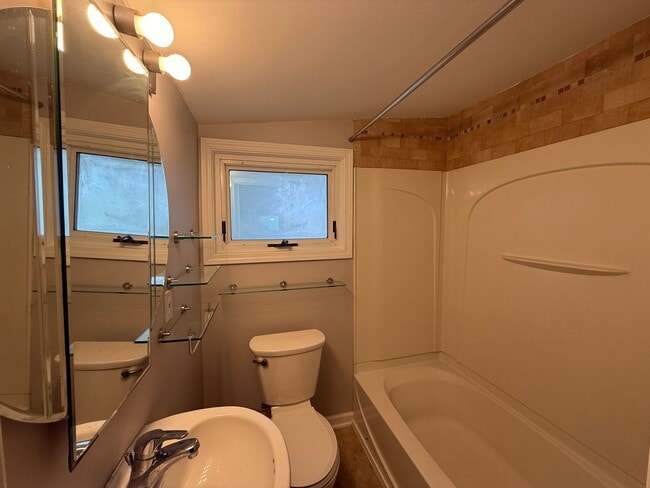 Building Photo - Charming 2-Bedroom Home in Godwin Heights ...