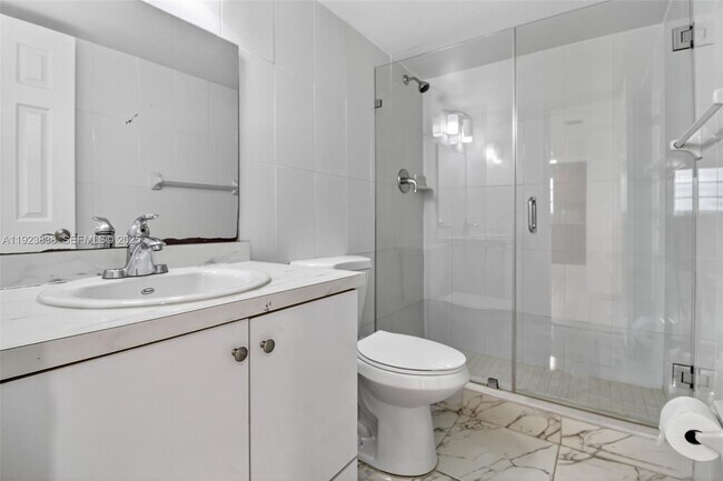 Building Photo - 500 NE 26th St