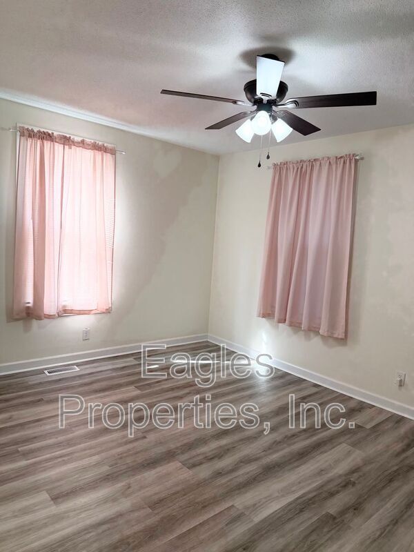 Building Photo - 512 N Pineview Ave