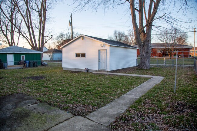 Building Photo - 631 Elm St