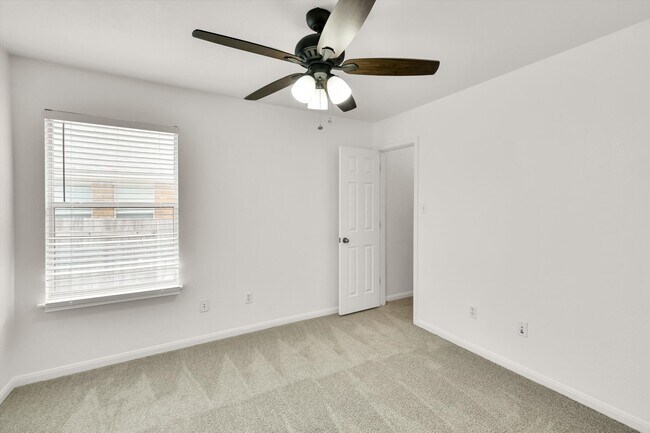 Building Photo - 808 Meadow Bluff Ct