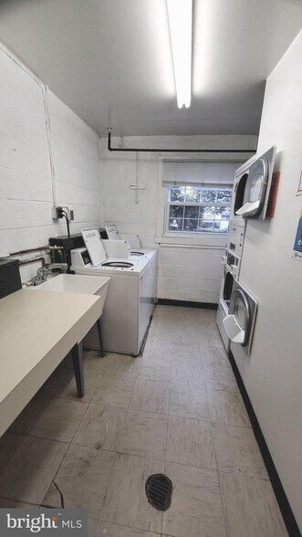 Building Photo - 3874 Lyndhurst Dr