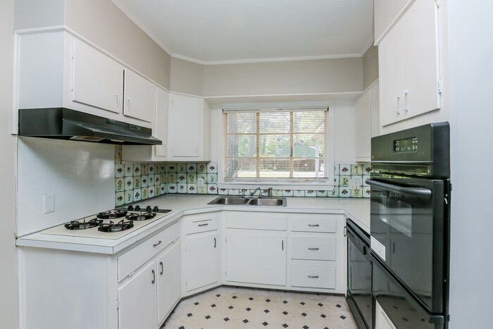 Building Photo - 216 Cedarhurst Dr