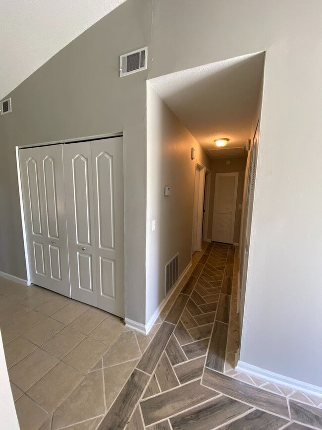 Building Photo - 239 Pointe S Dr