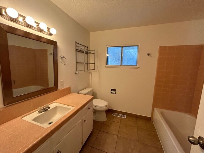 Building Photo - Al Tahoe Home - 3 Bed, 2 Bath with 2 Car G...