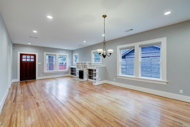Building Photo - 2610 White Oak Dr