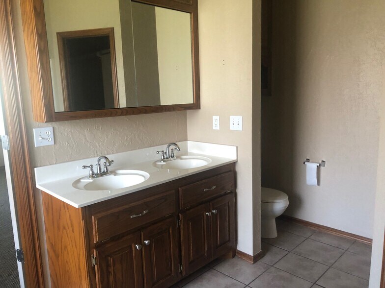 Building Photo - 3604 Kensington Dr