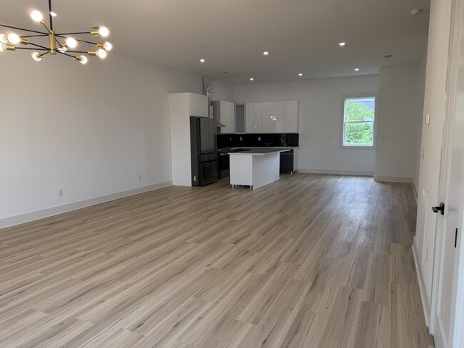 Building Photo - 105 Hart Ln